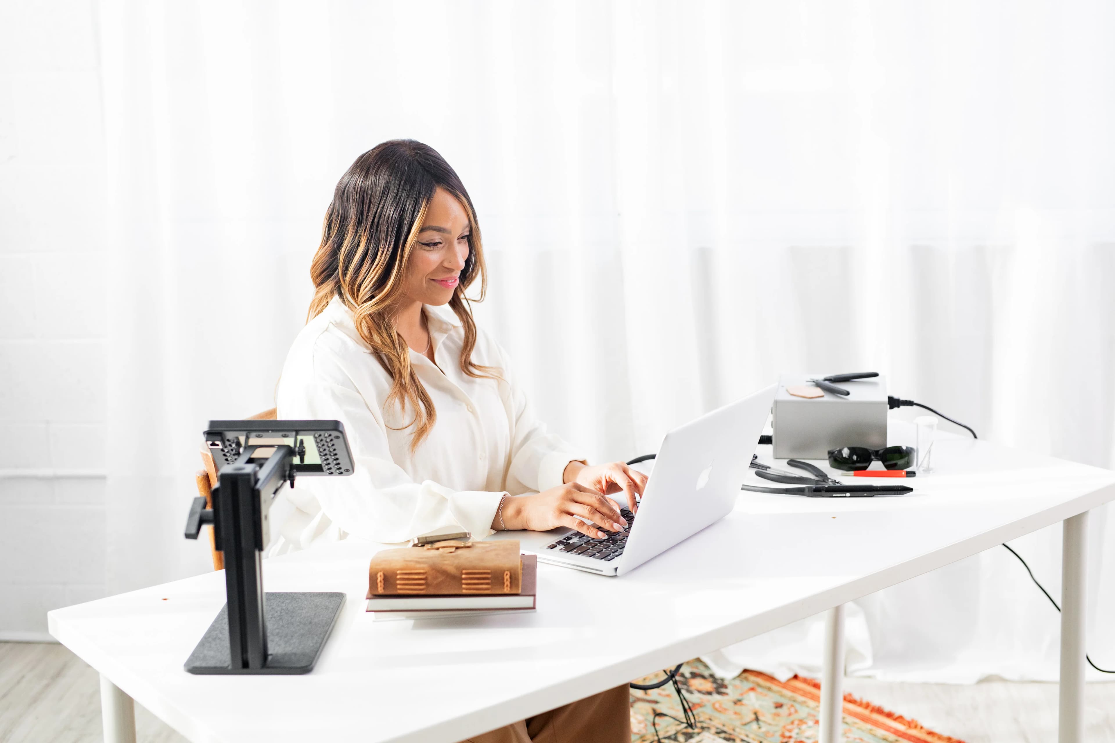 Permanent jewelry artist managing her business with Sunstone Studio